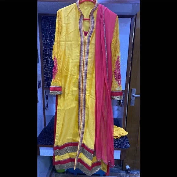 Pleasing Suit - Picture 1 of 1